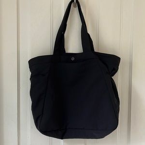 Lululemon Side- Cinch Shopper Bag 18L Black.
